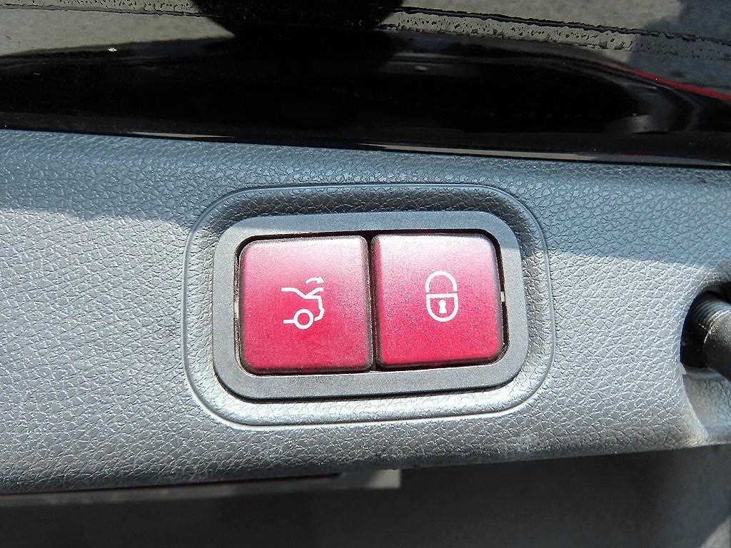 Mercedes-Benz E-Class — photo 15