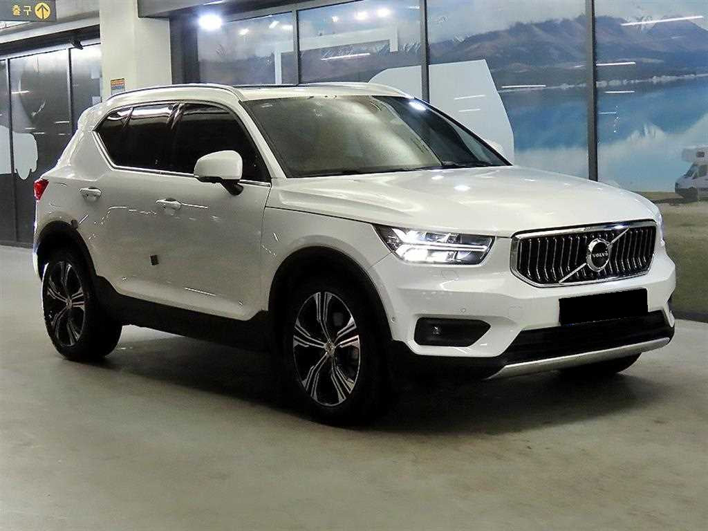 Volvo XC40 — photo 01