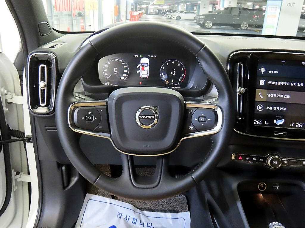 Volvo XC40 — photo 08