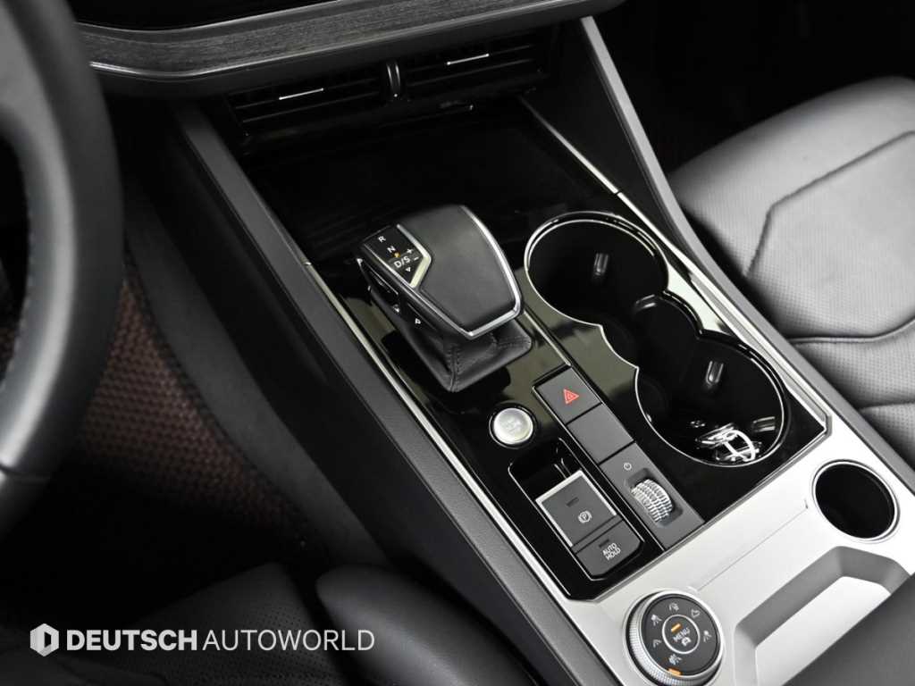 Volkswagen Touareg — photo 09