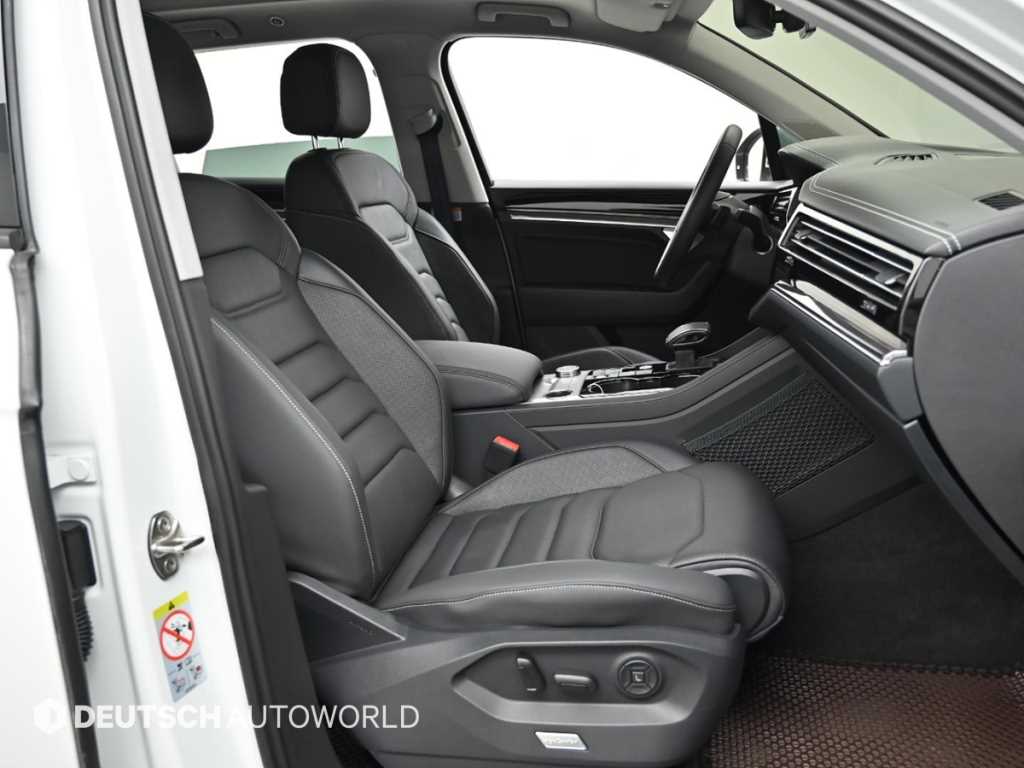Volkswagen Touareg — photo 10