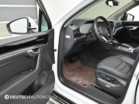 Volkswagen Touareg — photo 11