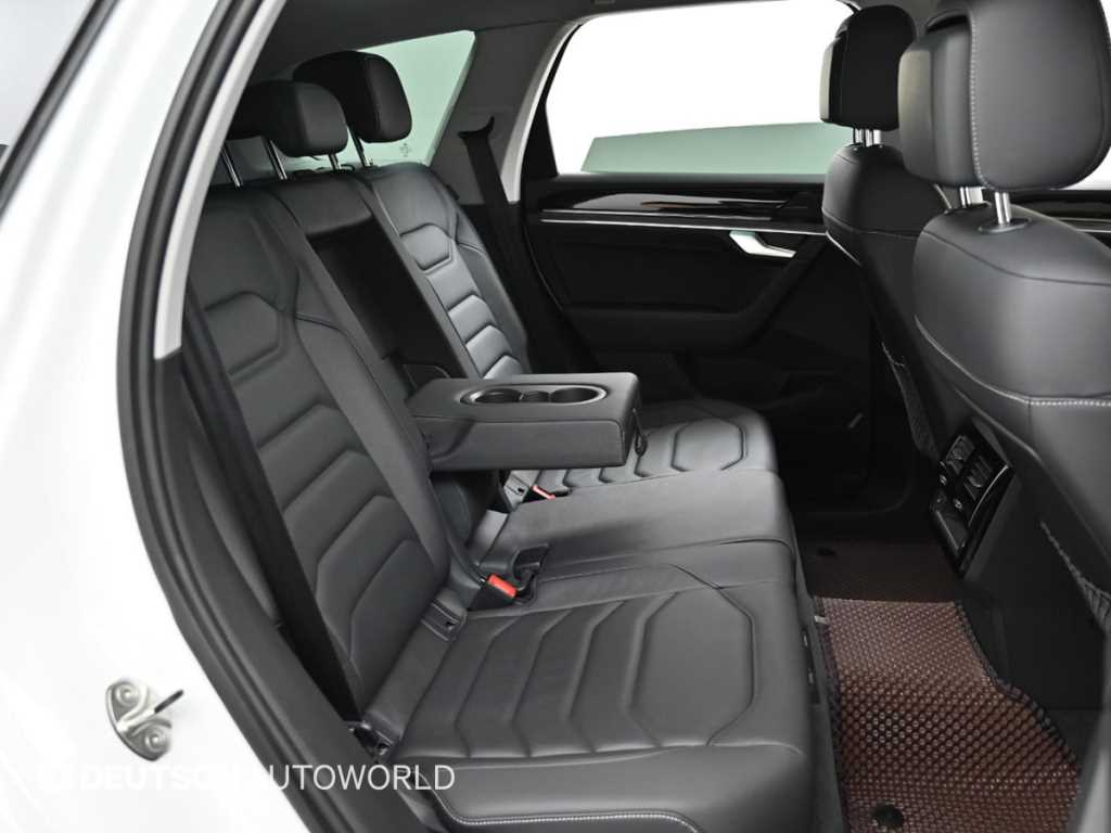 Volkswagen Touareg — photo 12