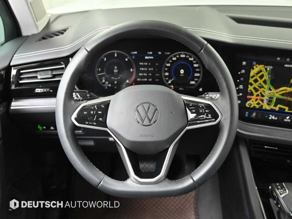 Volkswagen Touareg — photo 13
