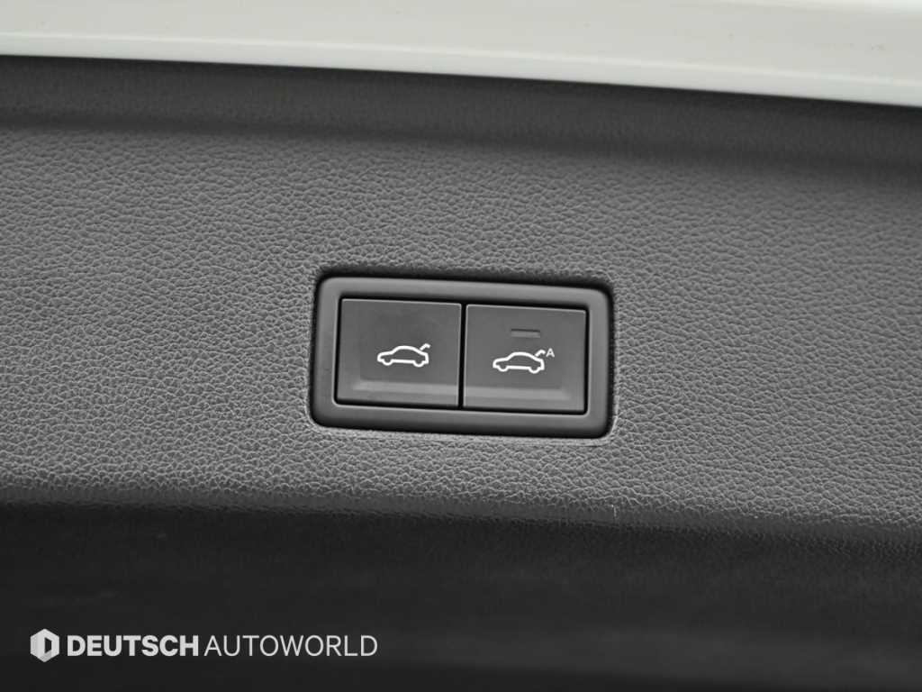 Volkswagen Touareg — photo 19