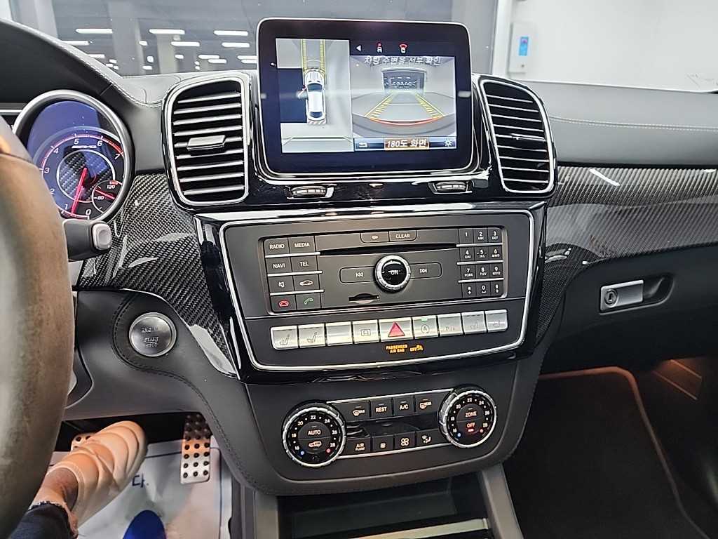 Mercedes-Benz GLE-Class — photo 10