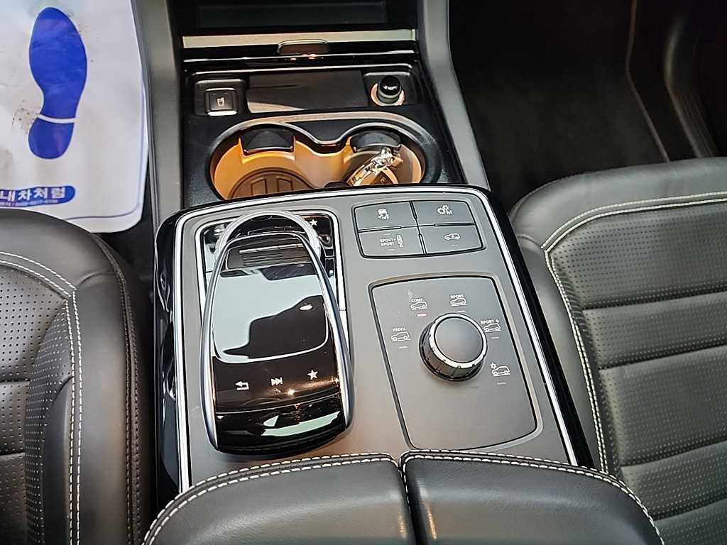Mercedes-Benz GLE-Class — photo 17