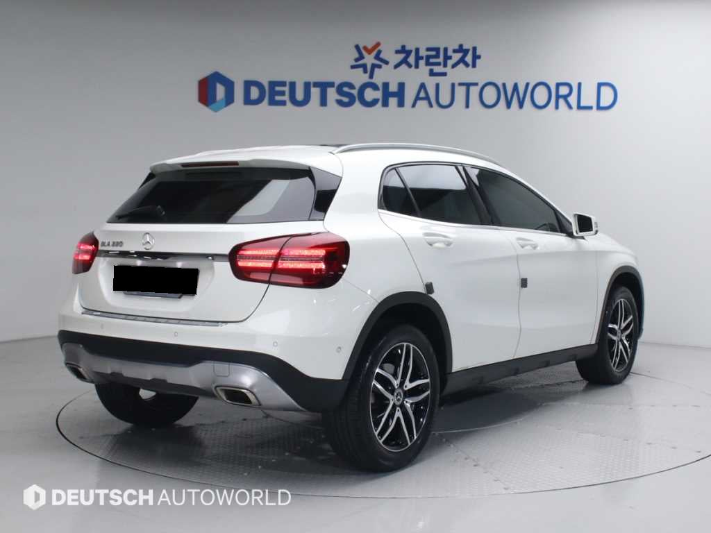 Mercedes-Benz GLA-Class — photo 02