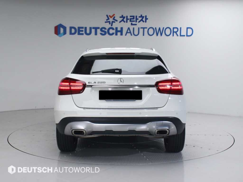 Mercedes-Benz GLA-Class — photo 04
