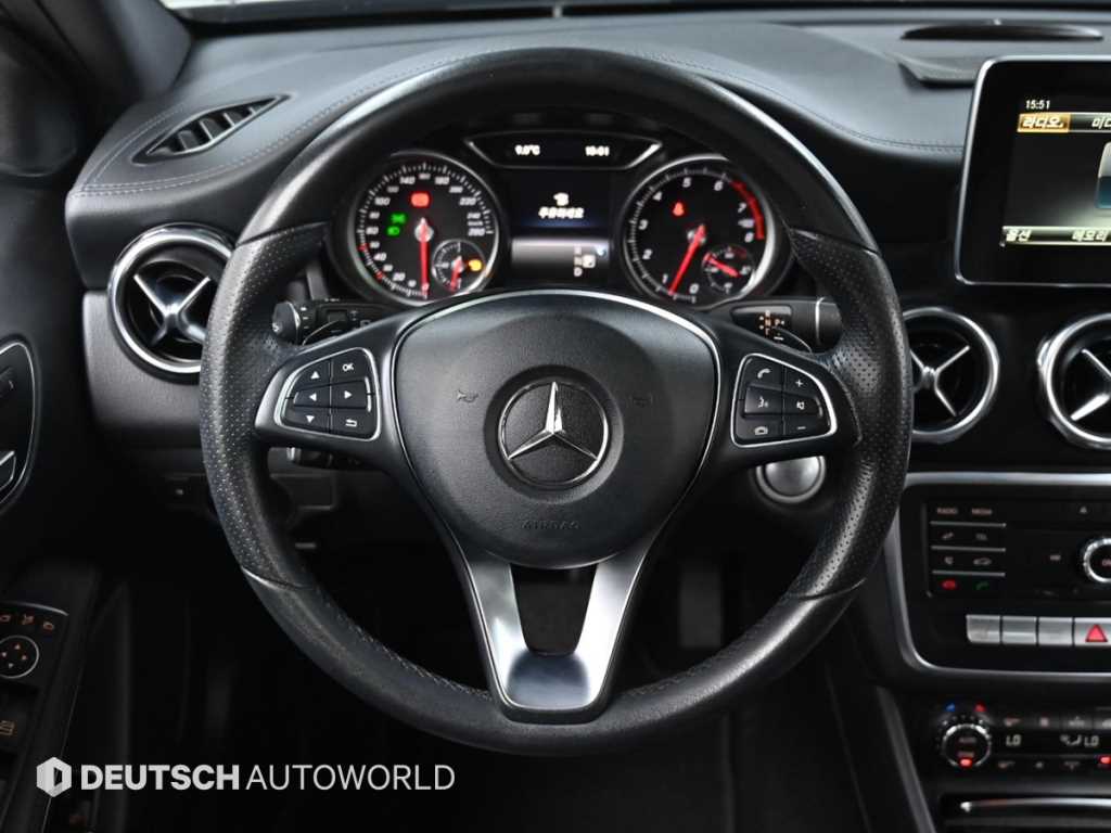 Mercedes-Benz GLA-Class — photo 13