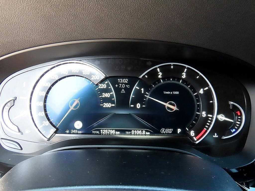 BMW 5-Series — photo 09