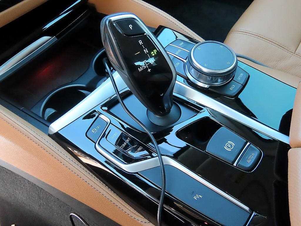 BMW 5-Series — photo 11