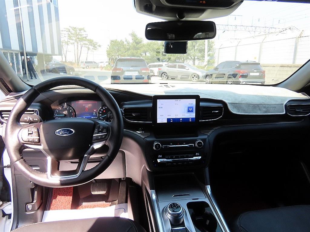 Ford Explorer — photo 07