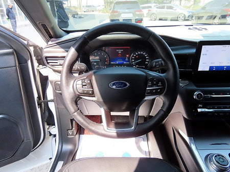 Ford Explorer — photo 08