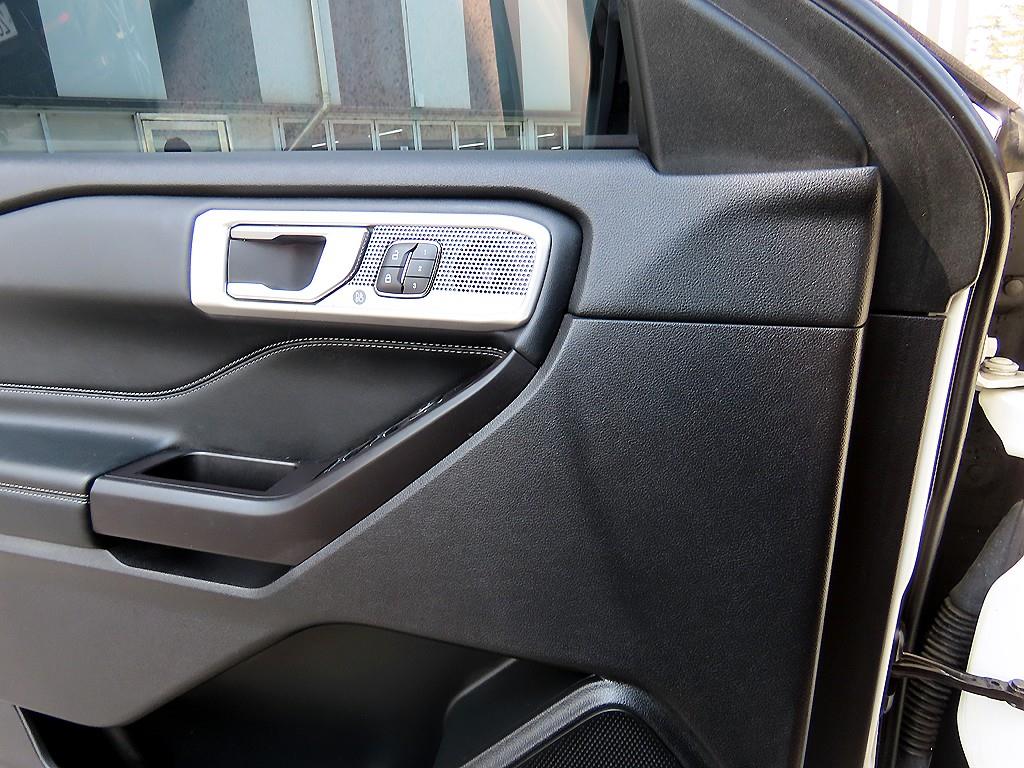 Ford Explorer — photo 11