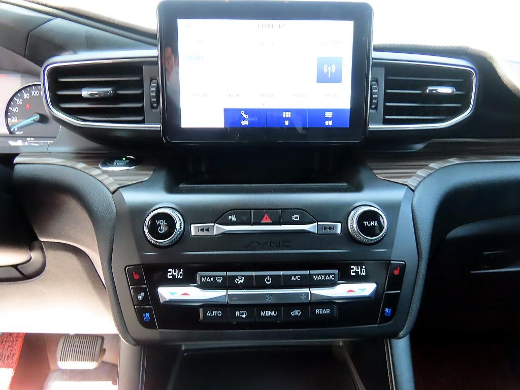 Ford Explorer — photo 12