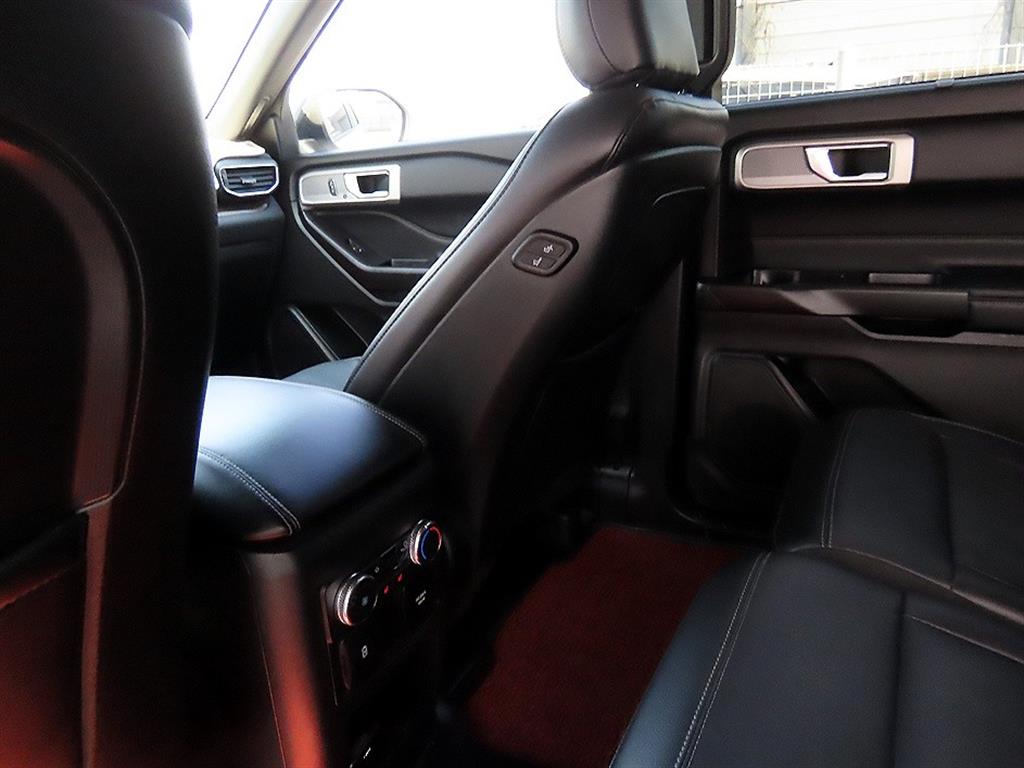 Ford Explorer — photo 15