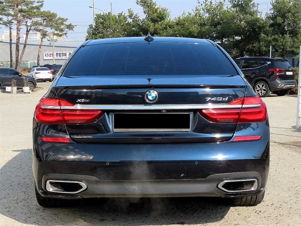 BMW 7-Series — photo 04