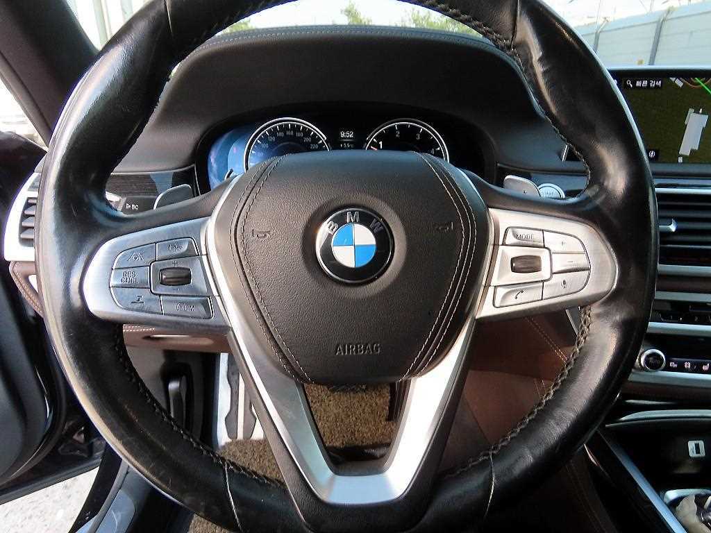 BMW 7-Series — photo 08