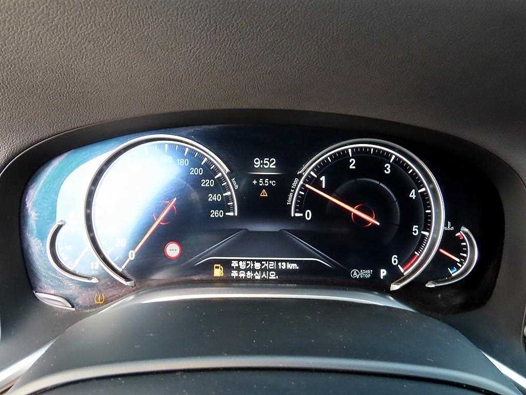 BMW 7-Series — photo 09