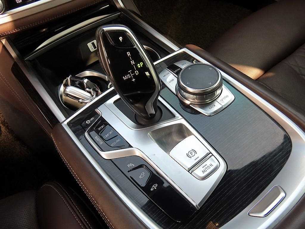 BMW 7-Series — photo 11
