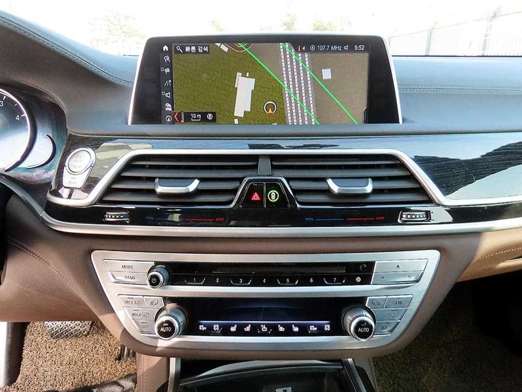 BMW 7-Series — photo 13