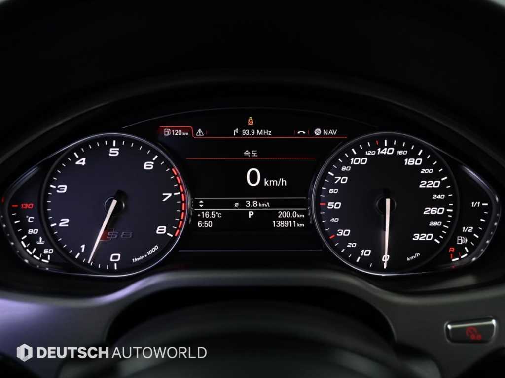 Audi S8 — photo 08