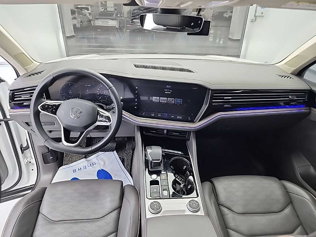 Volkswagen Touareg — photo 07