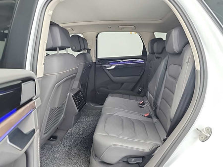 Volkswagen Touareg — photo 12