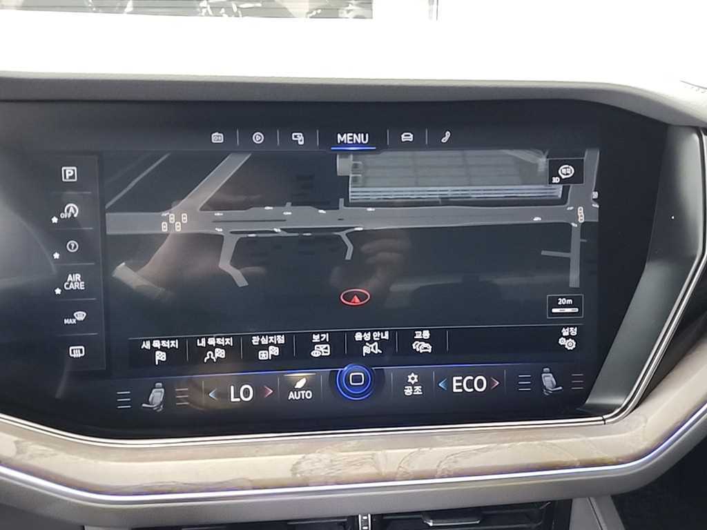 Volkswagen Touareg — photo 15