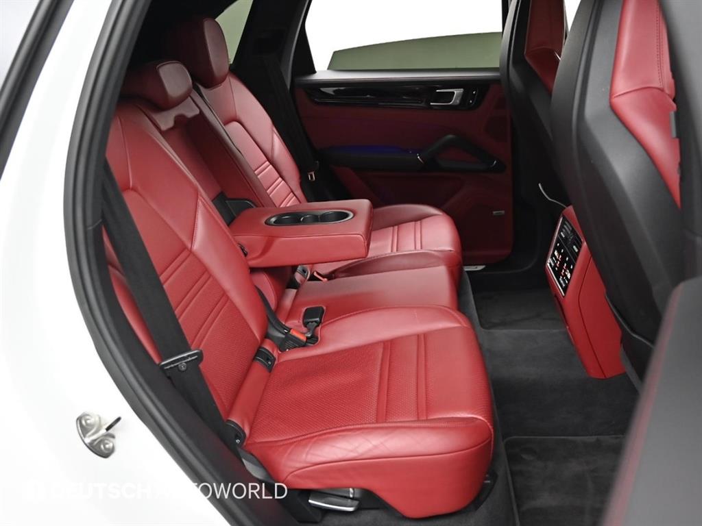 Porsche Cayenne — photo 12