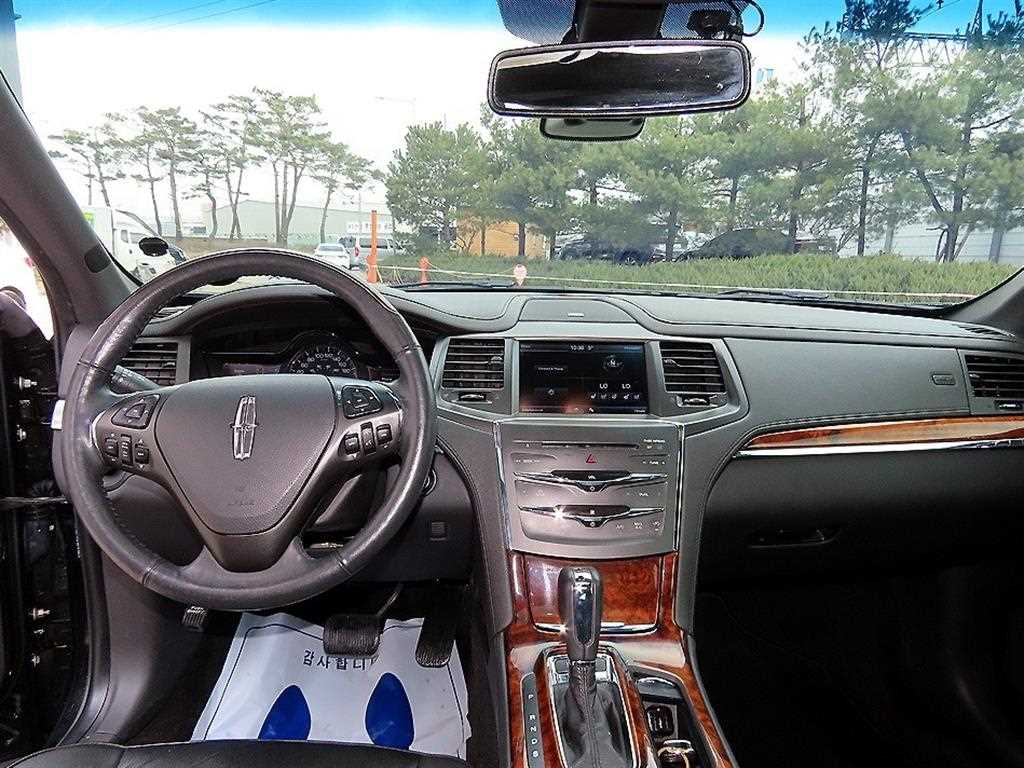 Lincoln MKS — photo 07