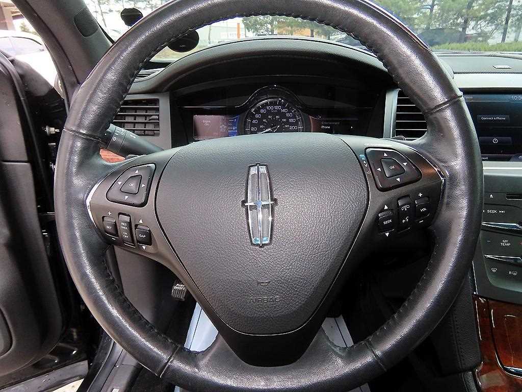 Lincoln MKS — photo 08
