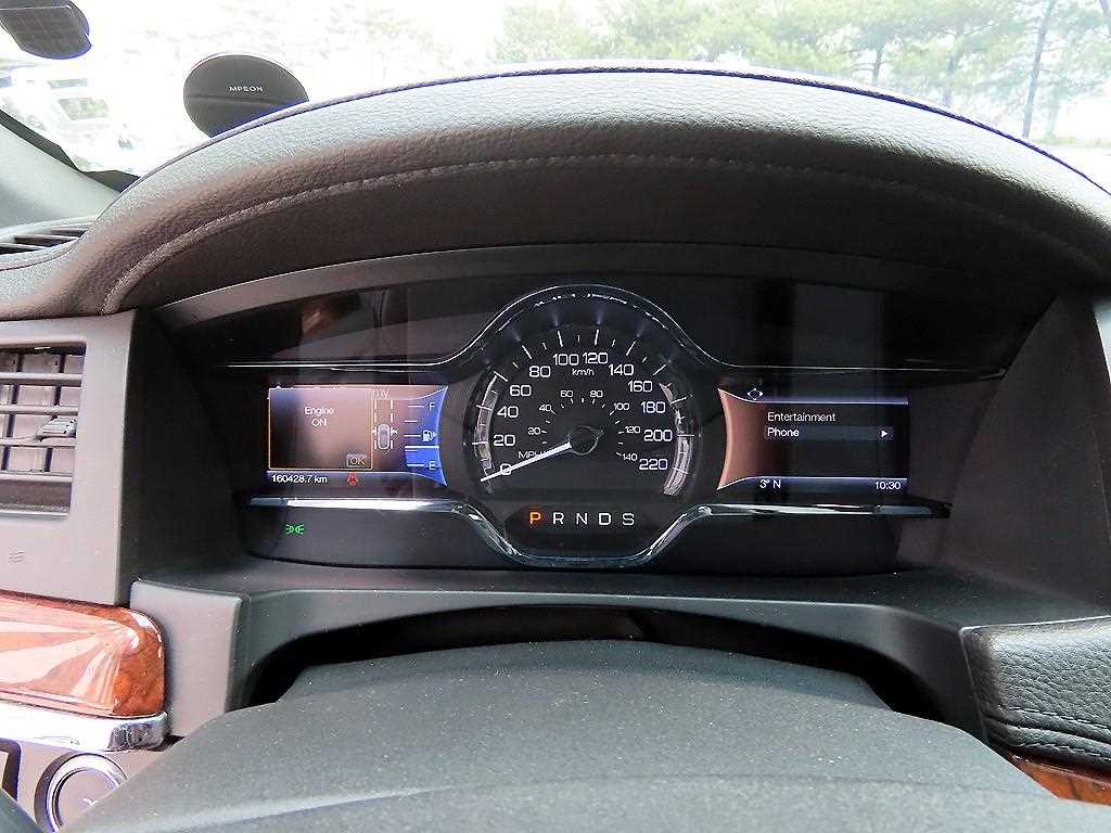 Lincoln MKS — photo 09