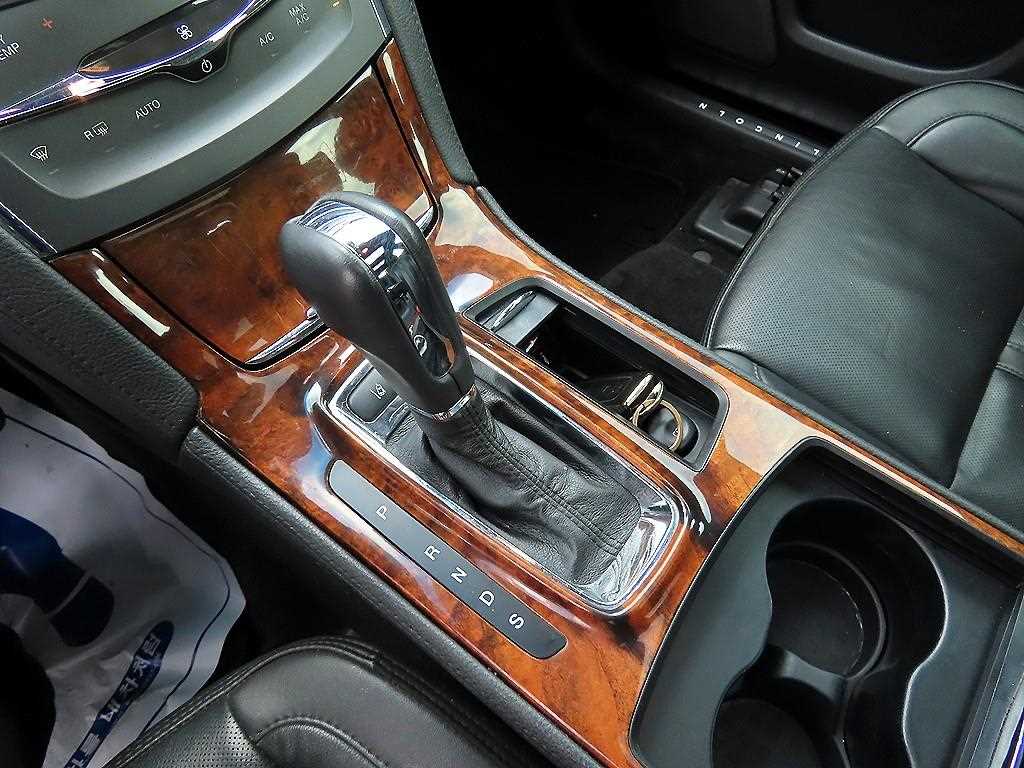 Lincoln MKS — photo 10