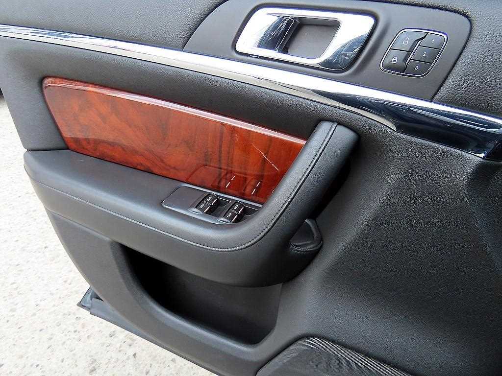 Lincoln MKS — photo 11