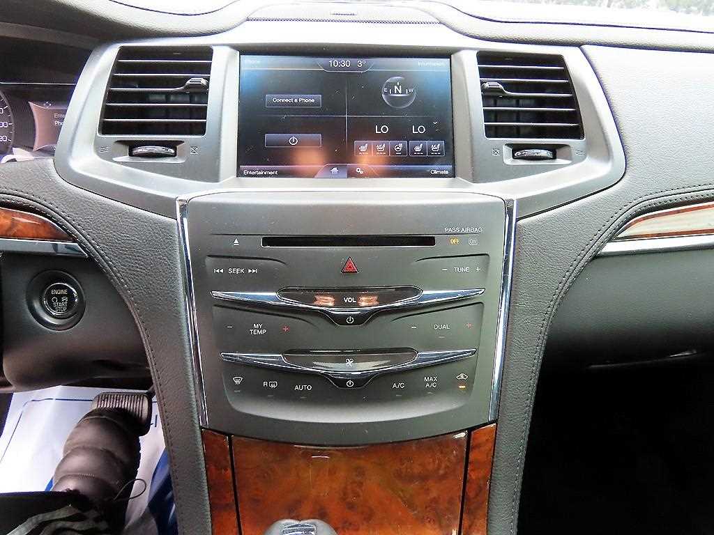 Lincoln MKS — photo 13
