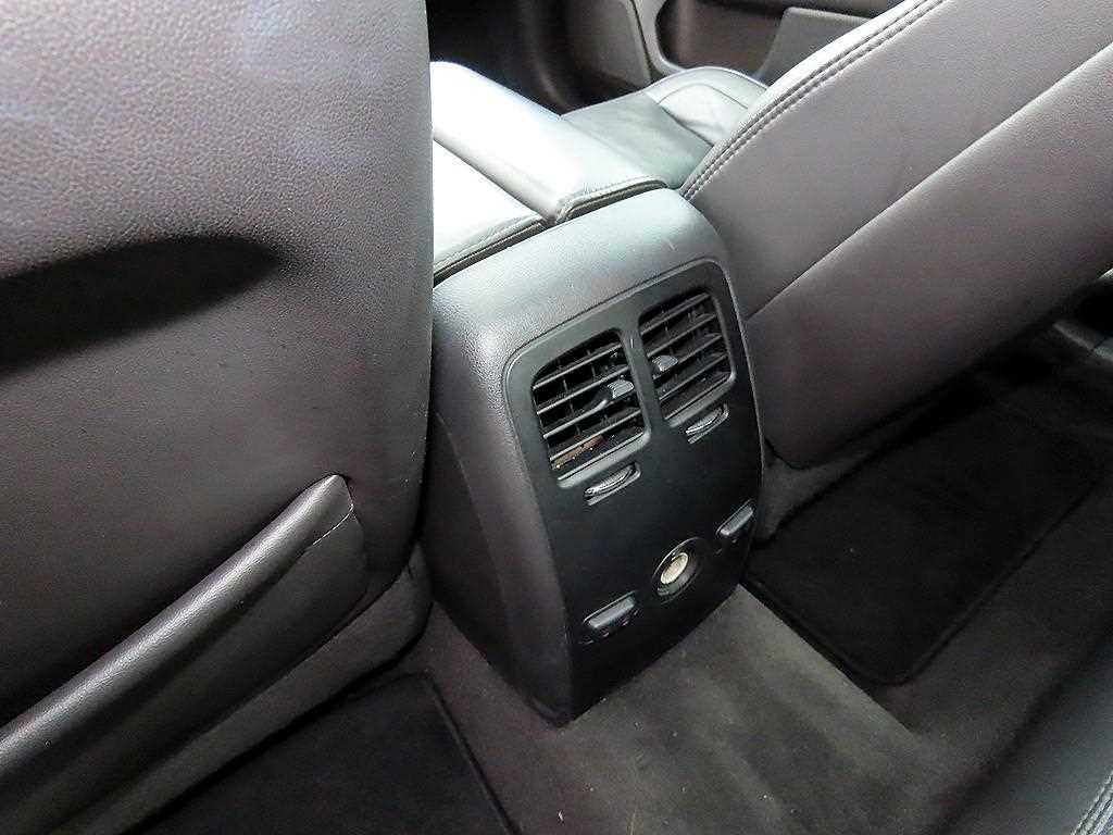 Lincoln MKS — photo 17