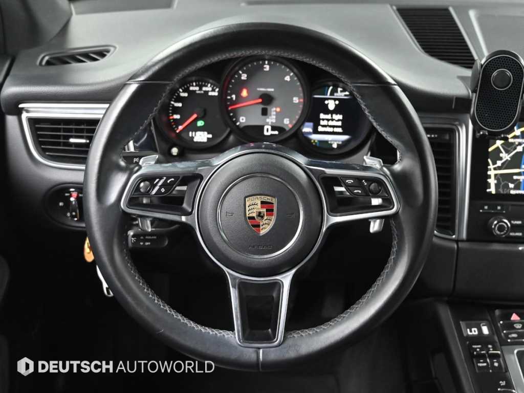 Porsche Macan — photo 13