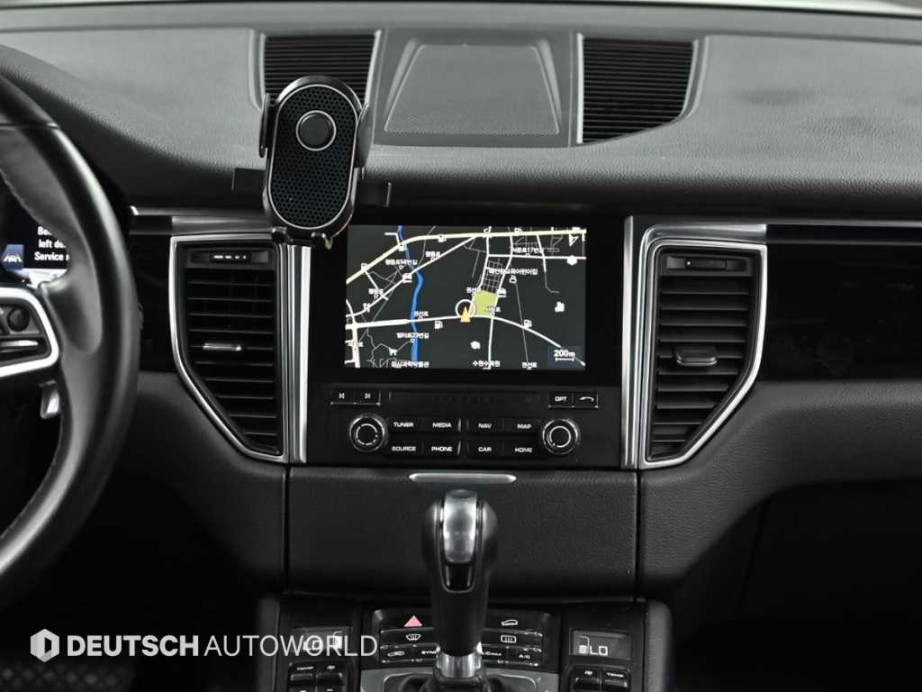 Porsche Macan — photo 14