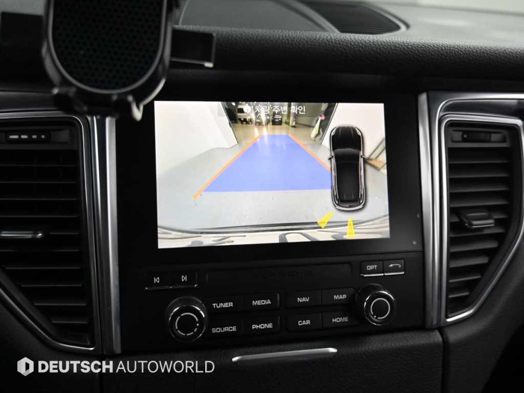 Porsche Macan — photo 15