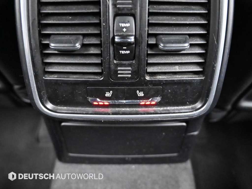 Porsche Macan — photo 16
