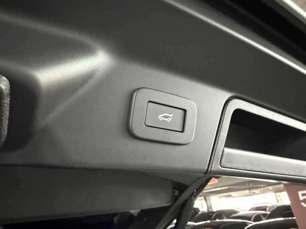 Land Rover Range Rover Velar — photo 12