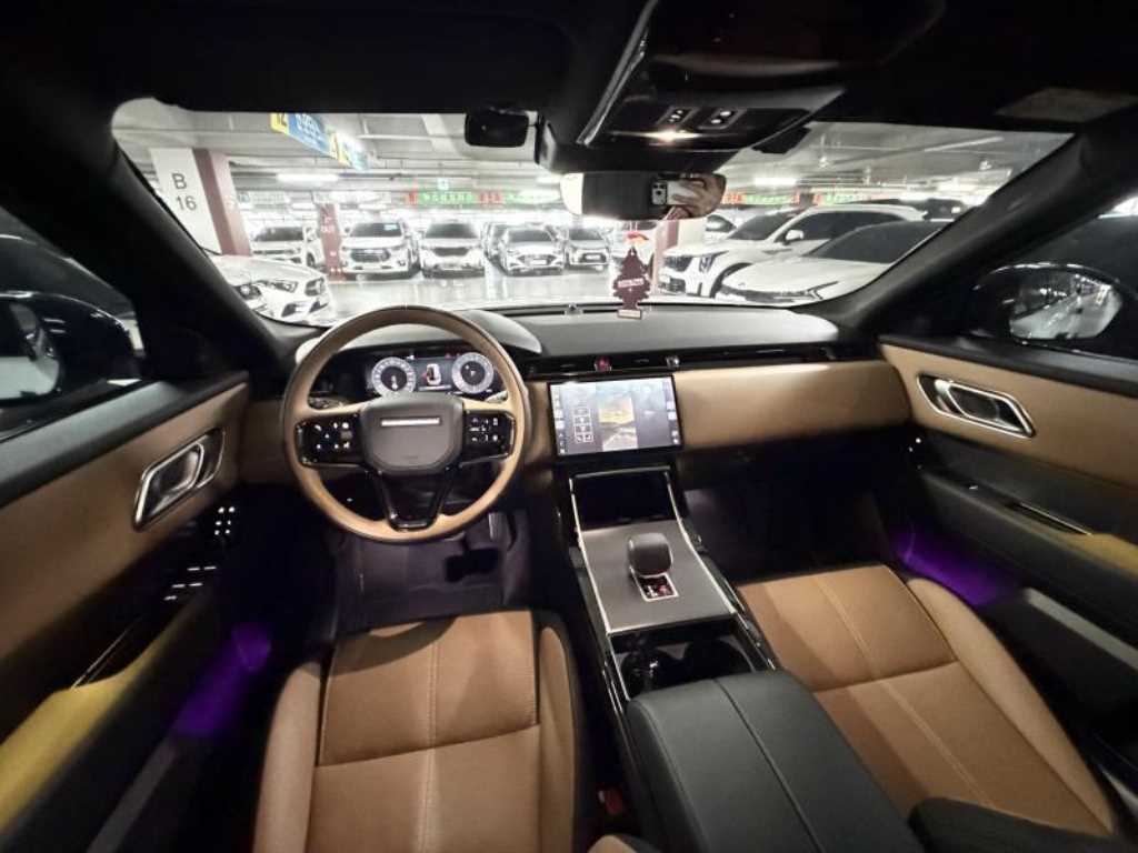 Land Rover Range Rover Velar — photo 14