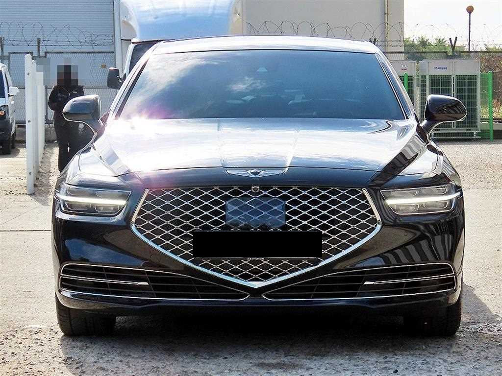 Genesis G90 — photo 01