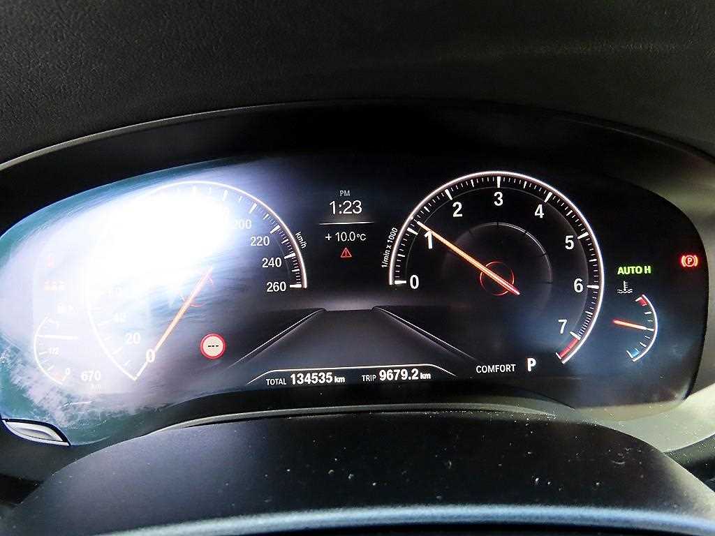 BMW 5-Series — photo 09