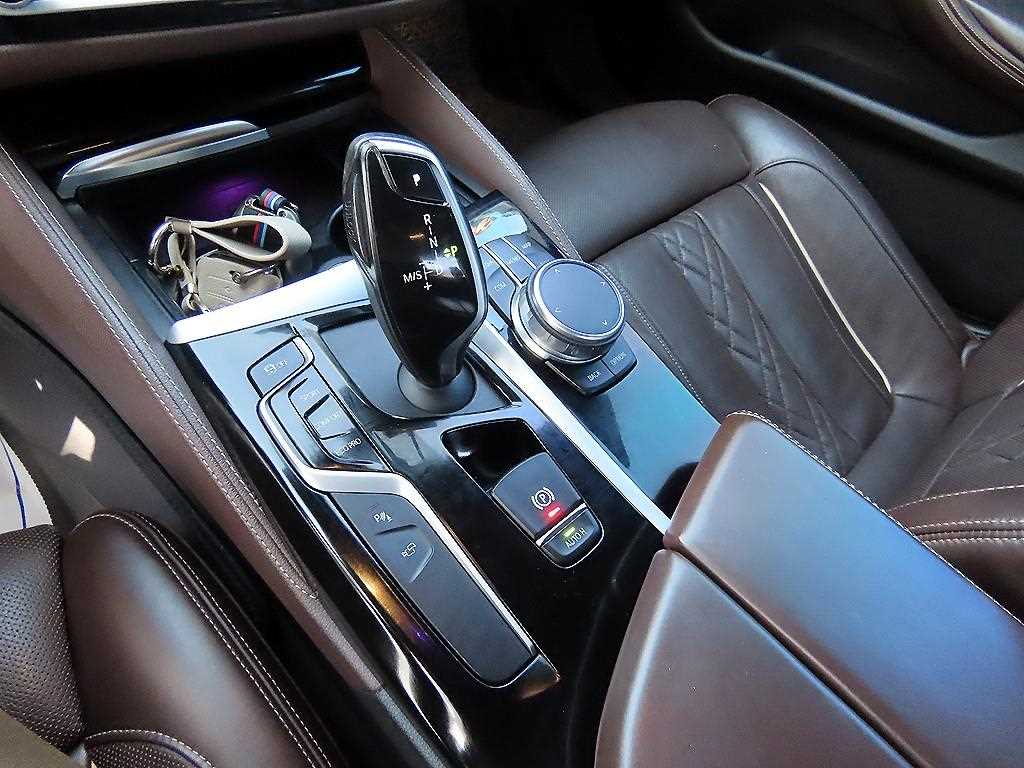 BMW 5-Series — photo 11