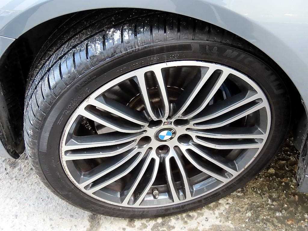 BMW 5-Series — photo 20