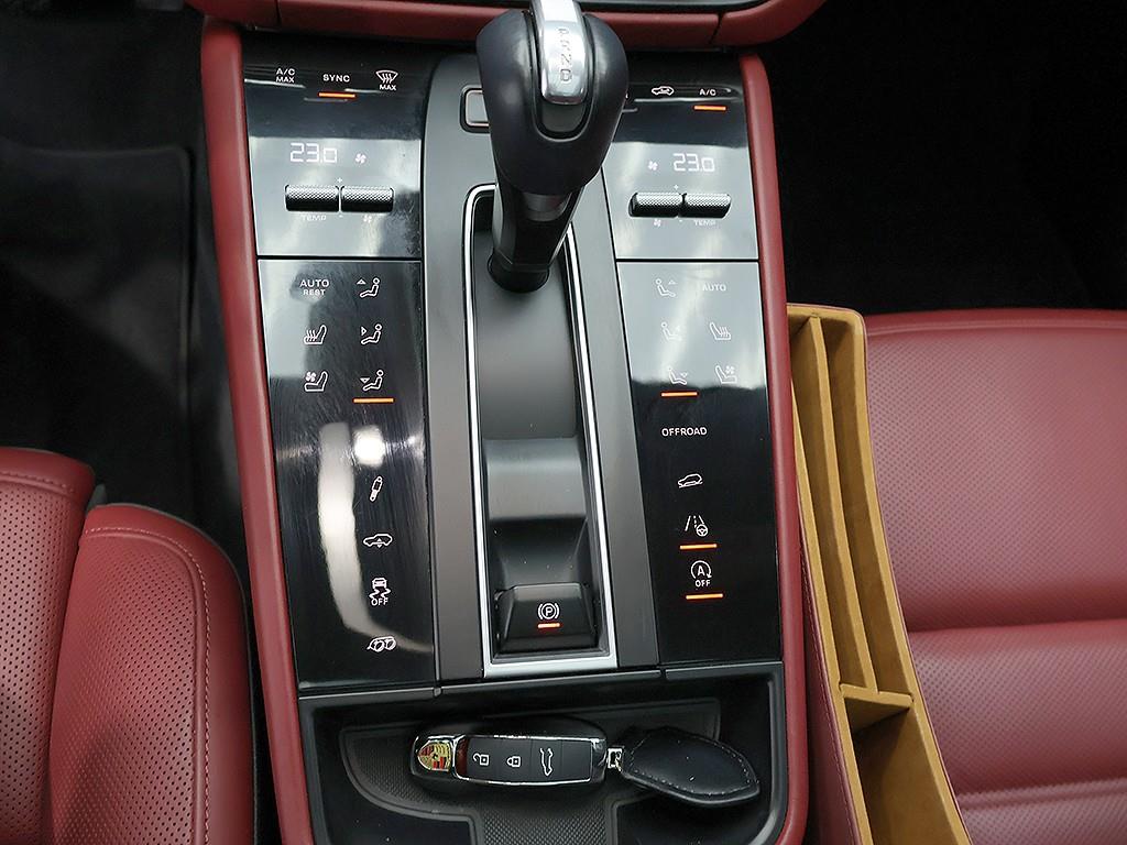 Porsche Macan — photo 10
