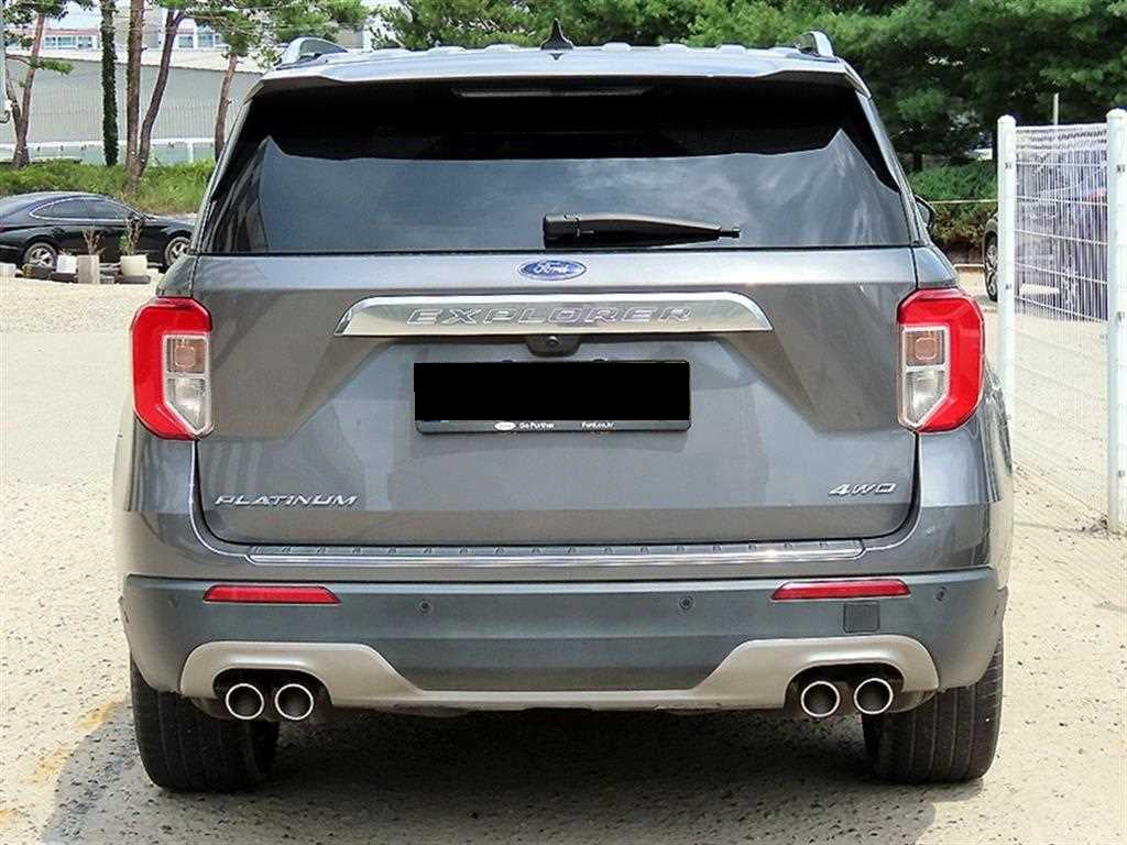 Ford Explorer — photo 04